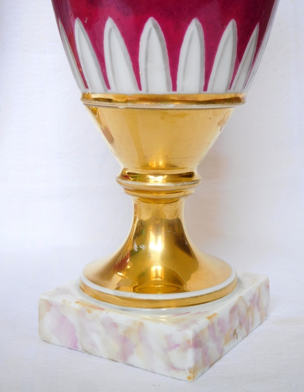 Paire de vases d'époque Empire en porcelaine de Paris de couleur pourpre, décor à l'or - 28cm