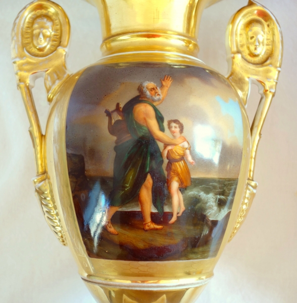 Paire de grands vases Empire en porcelaine de Paris - décor doré & polychrome Belisaire & Homère d'aprés Gérard - 32cm