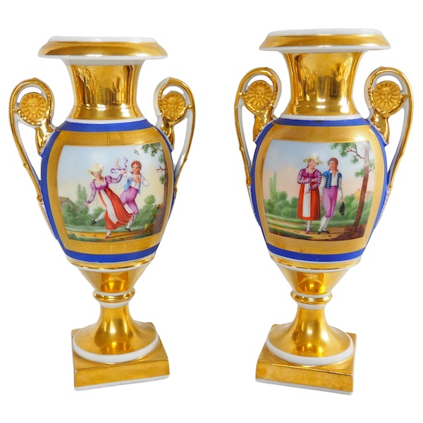 Paire de vases d'époque Empire en porcelaine de Paris et biscuit, décor polychrome bleu et or