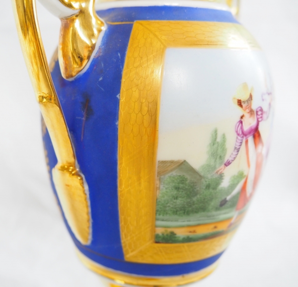 Paire de vases d'époque Empire en porcelaine de Paris et biscuit, décor polychrome bleu et or
