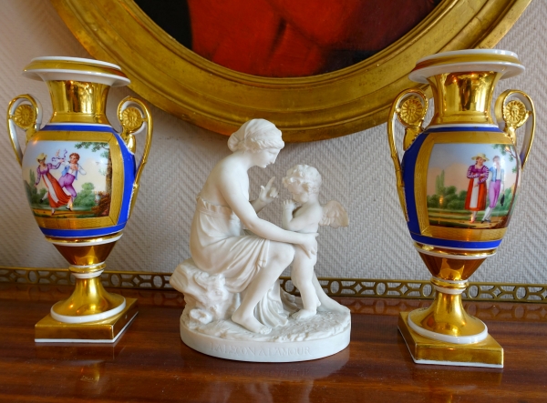 Paire de vases d'époque Empire en porcelaine de Paris et biscuit, décor polychrome bleu et or