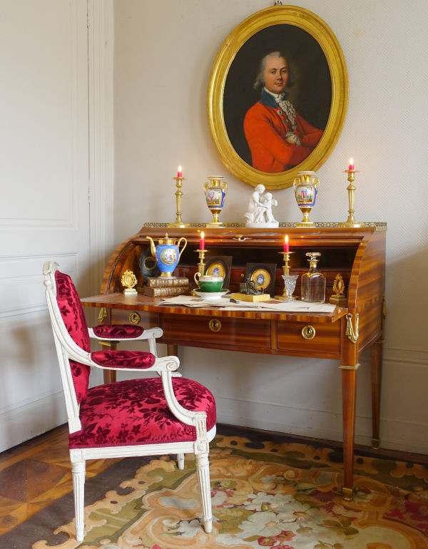 Paire de vases d'époque Empire en porcelaine de Paris et biscuit, décor polychrome bleu et or