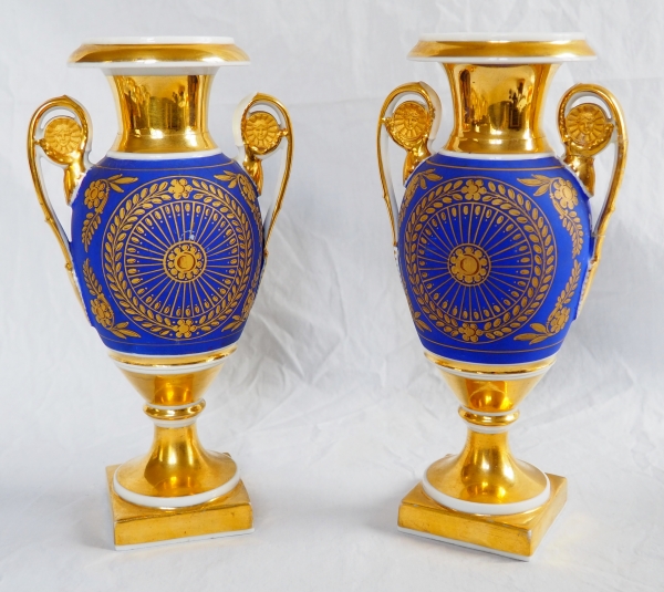 Paire de vases d'époque Empire en porcelaine de Paris et biscuit, décor polychrome bleu et or