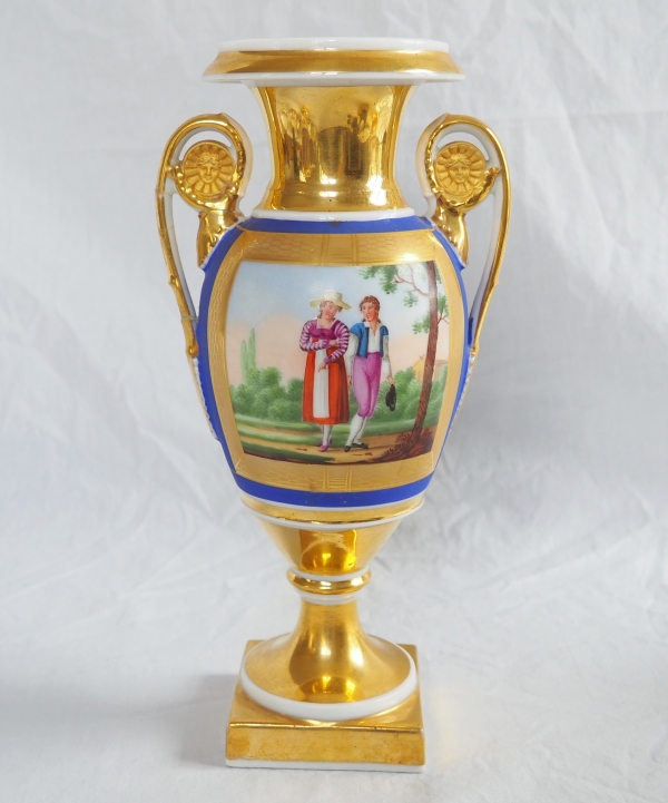 Paire de vases d'époque Empire en porcelaine de Paris et biscuit, décor polychrome bleu et or