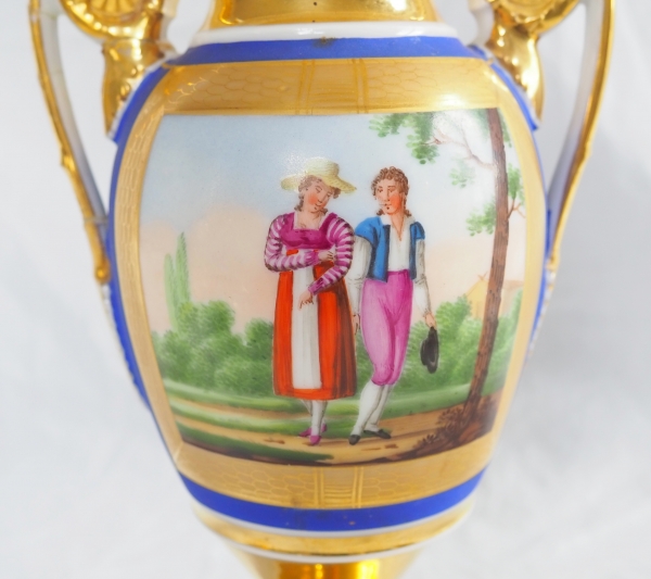 Paire de vases d'époque Empire en porcelaine de Paris et biscuit, décor polychrome bleu et or