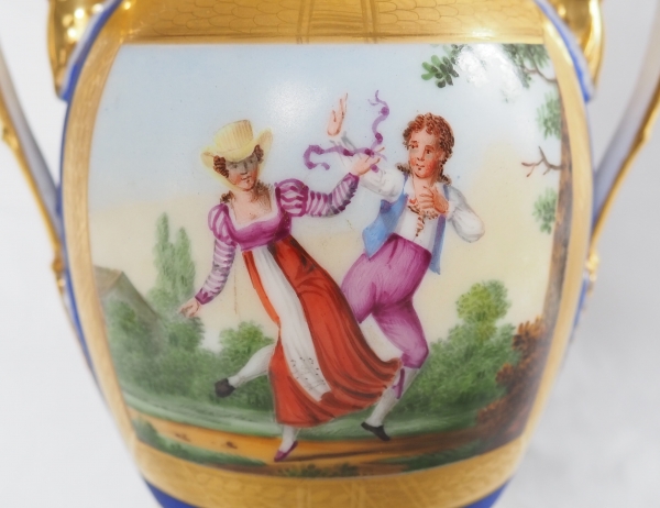 Paire de vases d'époque Empire en porcelaine de Paris et biscuit, décor polychrome bleu et or