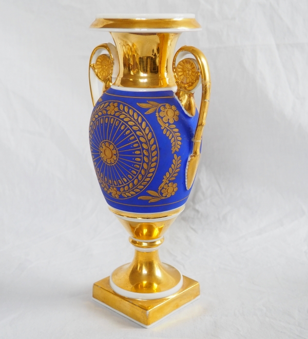 Paire de vases d'époque Empire en porcelaine de Paris et biscuit, décor polychrome bleu et or