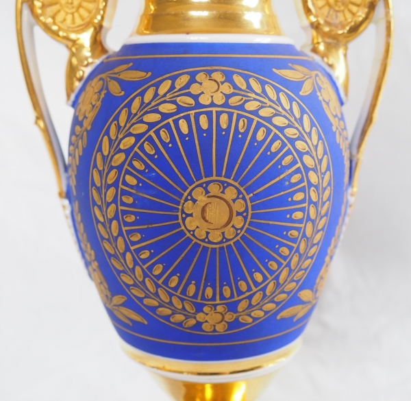 Paire de vases d'époque Empire en porcelaine de Paris et biscuit, décor polychrome bleu et or