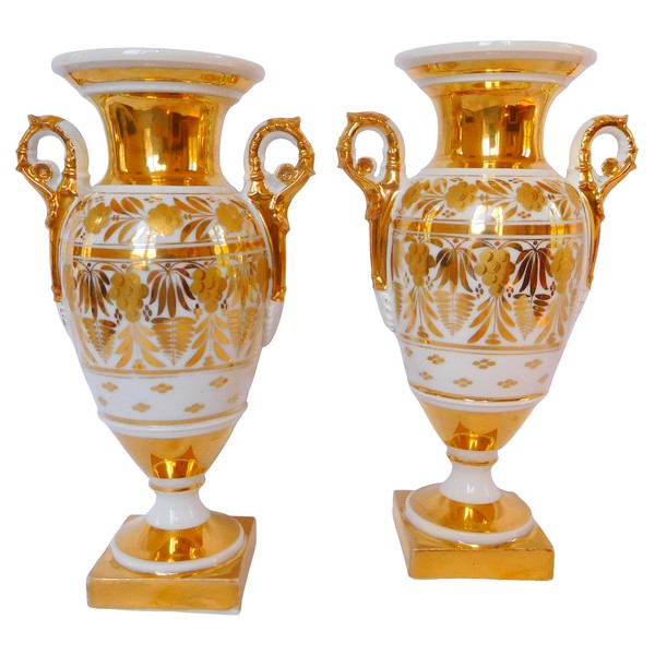 Paire de vases d'époque Empire en porcelaine de Paris, décor blanc et or - 24.8cm