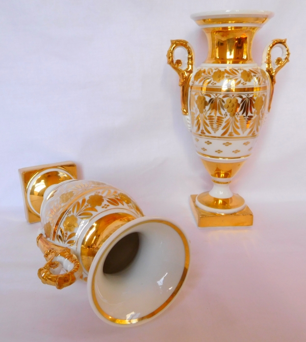Paire de vases d'époque Empire en porcelaine de Paris, décor blanc et or - 24.8cm
