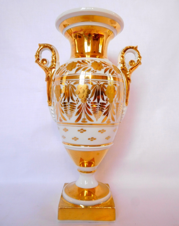 Paire de vases d'époque Empire en porcelaine de Paris, décor blanc et or - 24.8cm