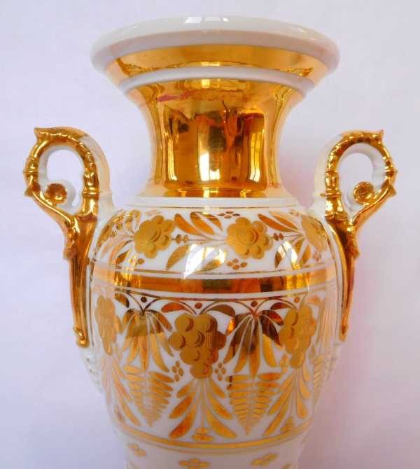 Paire de vases d'époque Empire en porcelaine de Paris, décor blanc et or - 24.8cm