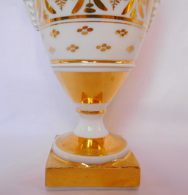 Paire de vases d'époque Empire en porcelaine de Paris, décor blanc et or - 24.8cm