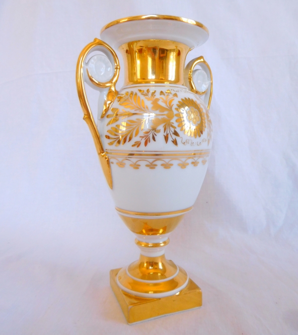 Paire de vases d'époque Empire en porcelaine de Paris, décor blanc et or - 24,5cm