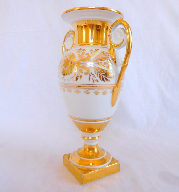 Paire de vases d'époque Empire en porcelaine de Paris, décor blanc et or - 24,5cm