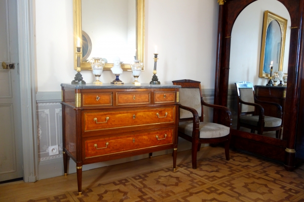 Pair of Empire Paris porcelain vases enhanced with fine gold, early 19th century