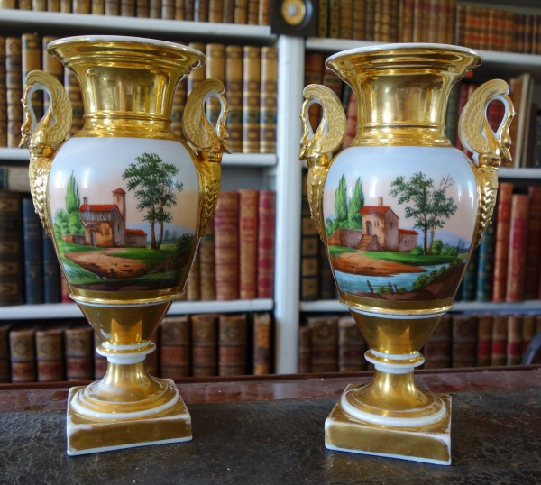 Paire de vases d'ornement Empire à décor équitation - porcelaine de Paris - époque Restauration