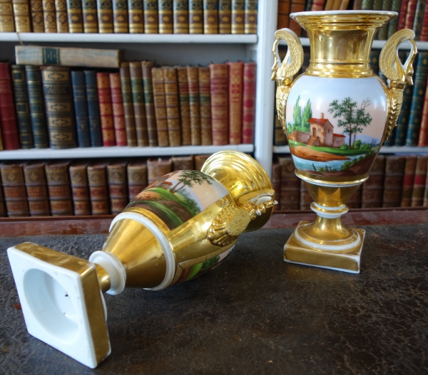 Paire de vases d'ornement Empire à décor équitation - porcelaine de Paris - époque Restauration