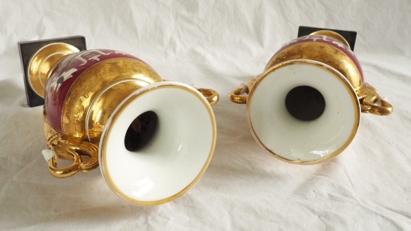 Pair of Empire Paris porcelain vases, polychromatic and gilt decoration - putto stealing eggs