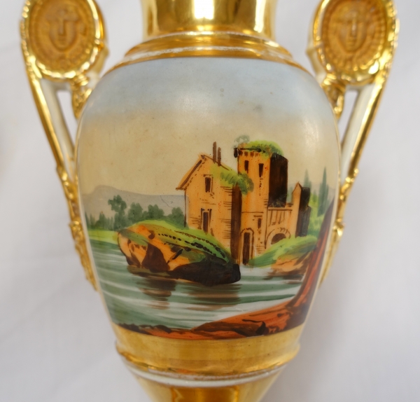 Paire de vases d'ornement Empire en porcelaine de Paris - époque Restauration