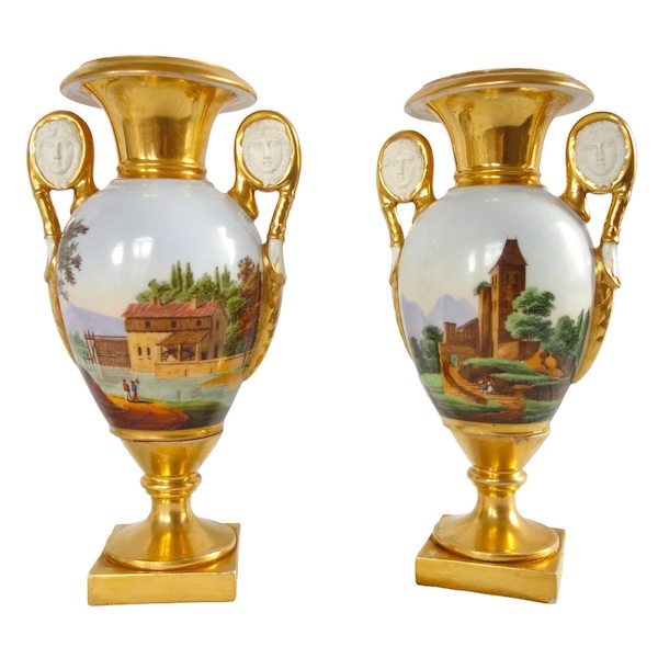 Paire de vases Empire en porcelaine de Paris et poignées en biscuit - paysages tournants