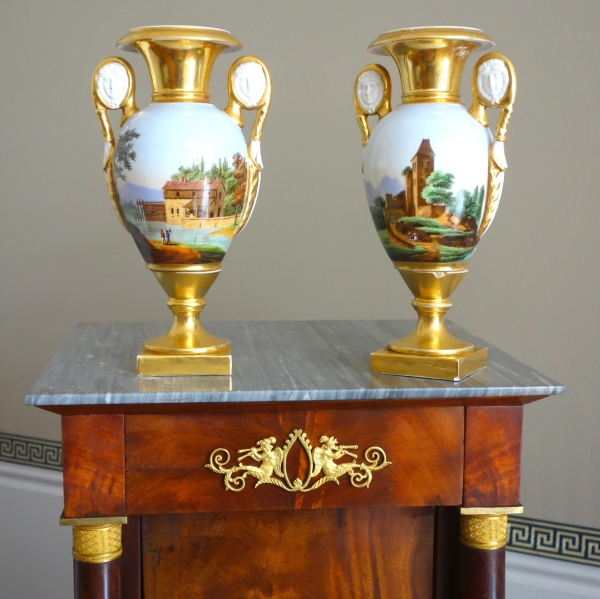 Paire de vases Empire en porcelaine de Paris et poignées en biscuit - paysages tournants