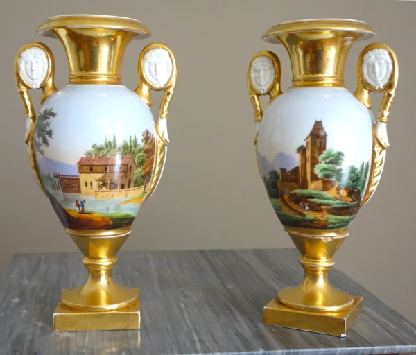 Paire de vases Empire en porcelaine de Paris et poignées en biscuit - paysages tournants