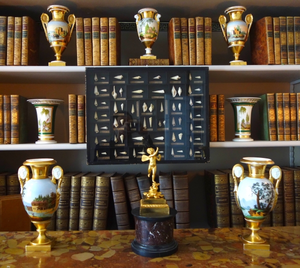 Paire de vases Empire en porcelaine de Paris et poignées en biscuit - paysages tournants