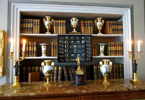 Paire de vases Empire en porcelaine de Paris et poignées en biscuit - paysages tournants