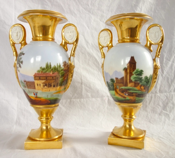 Paire de vases Empire en porcelaine de Paris et poignées en biscuit - paysages tournants