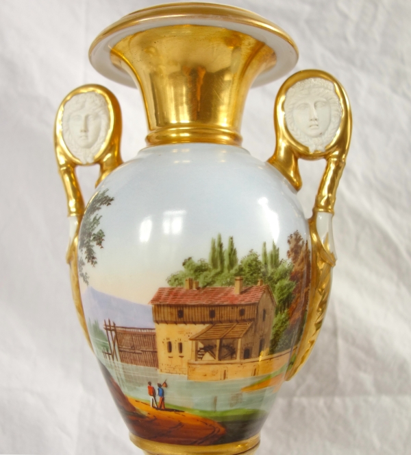 Paire de vases Empire en porcelaine de Paris et poignées en biscuit - paysages tournants