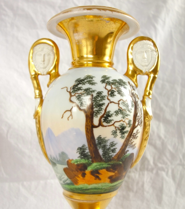 Paire de vases Empire en porcelaine de Paris et poignées en biscuit - paysages tournants