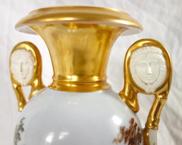Paire de vases Empire en porcelaine de Paris et poignées en biscuit - paysages tournants