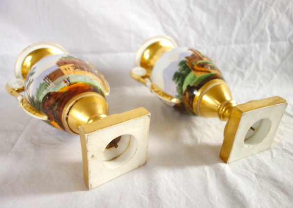 Paire de vases Empire en porcelaine de Paris et poignées en biscuit - paysages tournants