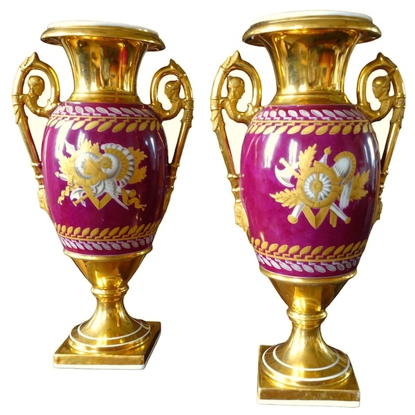 Paire de vases en porcelaine de Paris dorée et polychrome à trophées militaires - époque Empire