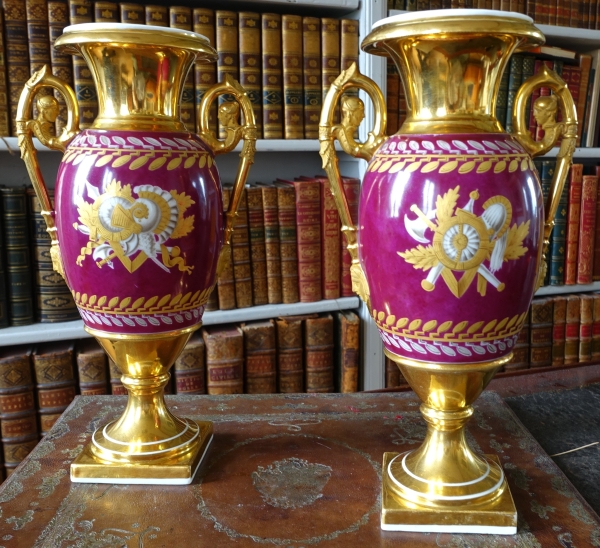 Paire de vases en porcelaine de Paris dorée et polychrome à trophées militaires - époque Empire