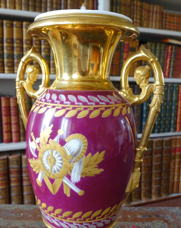 Paire de vases en porcelaine de Paris dorée et polychrome à trophées militaires - époque Empire