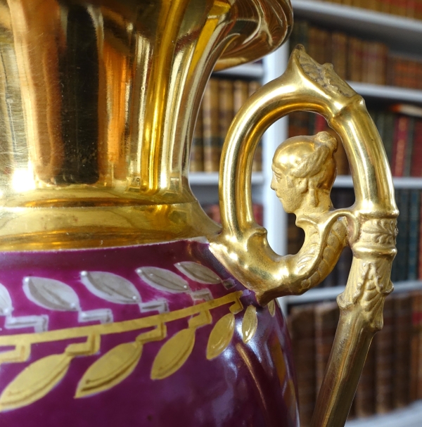 Paire de vases en porcelaine de Paris dorée et polychrome à trophées militaires - époque Empire