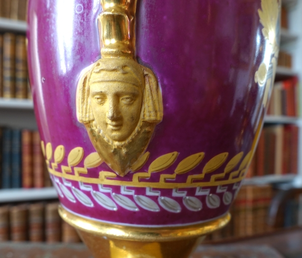 Paire de vases en porcelaine de Paris dorée et polychrome à trophées militaires - époque Empire