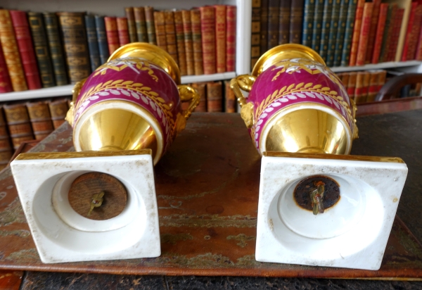 Paire de vases en porcelaine de Paris dorée et polychrome à trophées militaires - époque Empire