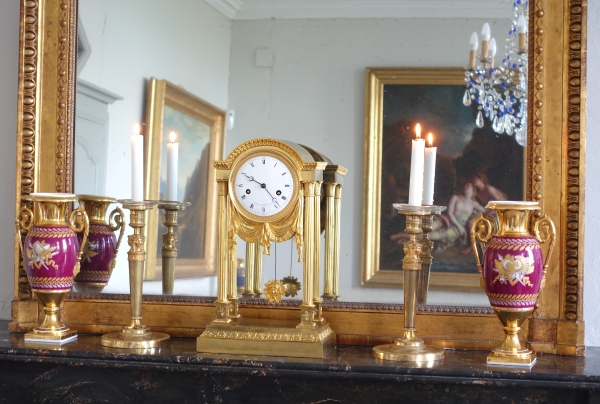 Paire de vases en porcelaine de Paris dorée et polychrome à trophées militaires - époque Empire