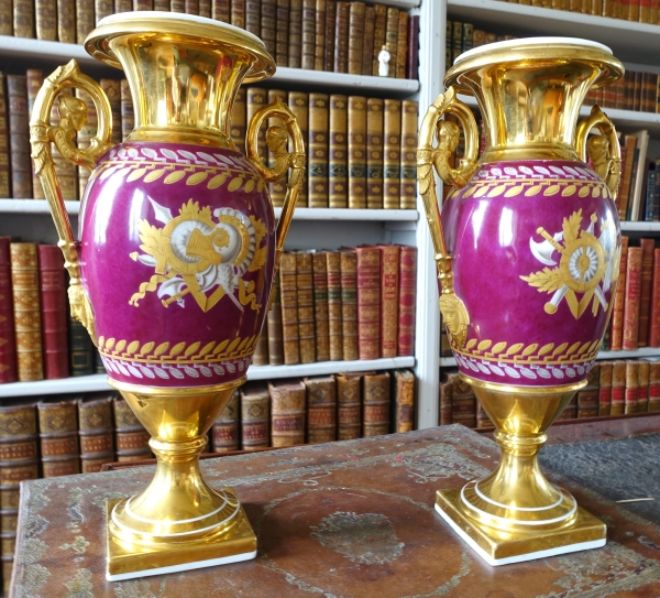 Paire de vases en porcelaine de Paris dorée et polychrome à trophées militaires - époque Empire