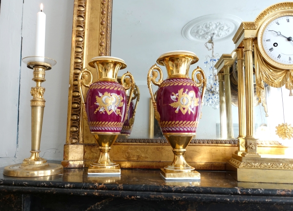 Paire de vases en porcelaine de Paris dorée et polychrome à trophées militaires - époque Empire