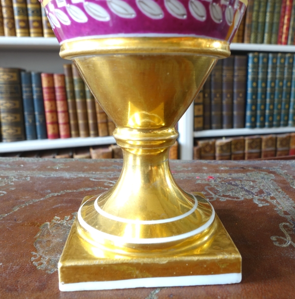 Paire de vases en porcelaine de Paris dorée et polychrome à trophées militaires - époque Empire