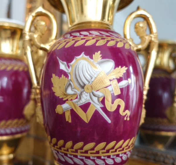 Paire de vases en porcelaine de Paris dorée et polychrome à trophées militaires - époque Empire