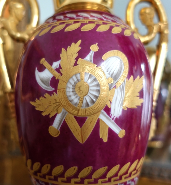 Paire de vases en porcelaine de Paris dorée et polychrome à trophées militaires - époque Empire