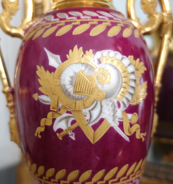 Paire de vases en porcelaine de Paris dorée et polychrome à trophées militaires - époque Empire