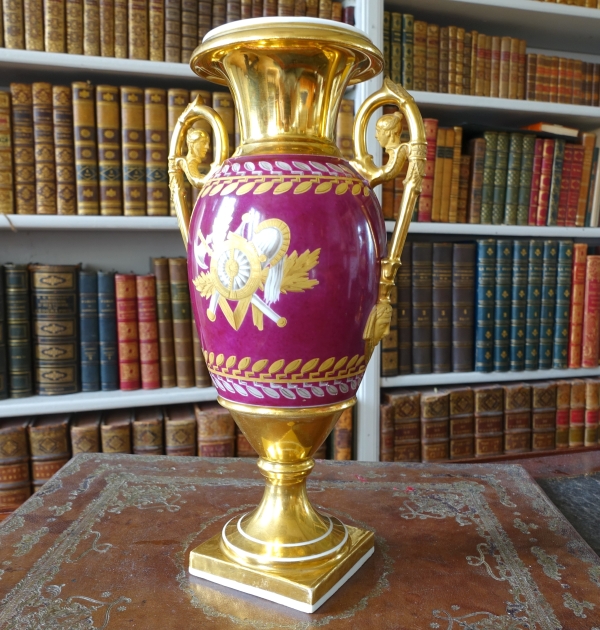 Paire de vases en porcelaine de Paris dorée et polychrome à trophées militaires - époque Empire