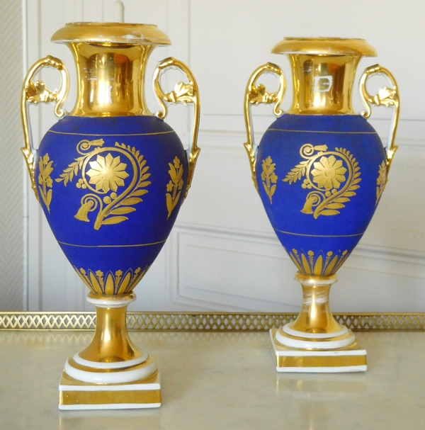 Paire de vases à l'antique en porcelaine de Paris bleu & or, époque Empire - Restauration