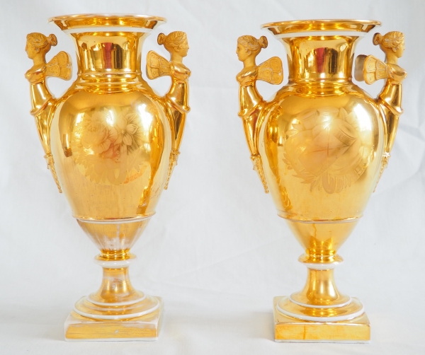 Paire de vases d'époque Empire en porcelaine à décor religieux pour une chapelle - 28,5cm